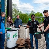 Müllsäcke und Greifzangen für die Aktion werden an Freiwillige übergeben.