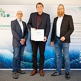 Von links stehen Prof. Hartmann, Prof. Ehlers und Prof. Sackbrook.